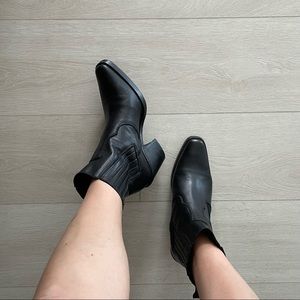 L’intervalle western-inspired black booties